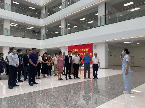 醫(yī)者仁心“慶百年”，服務(wù)為榮“新十年” | 上藥控股助力“銀蛇獎(jiǎng)”獲得者赴福州開展義診